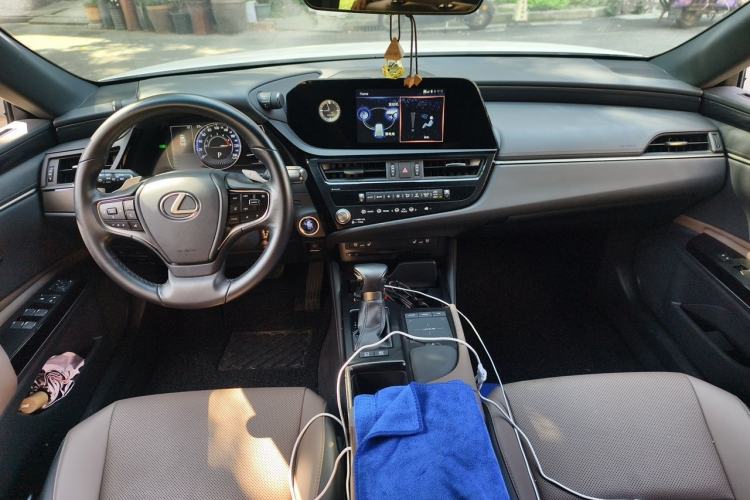 Used Lexus ES 2021 300h Deluxe Edition
