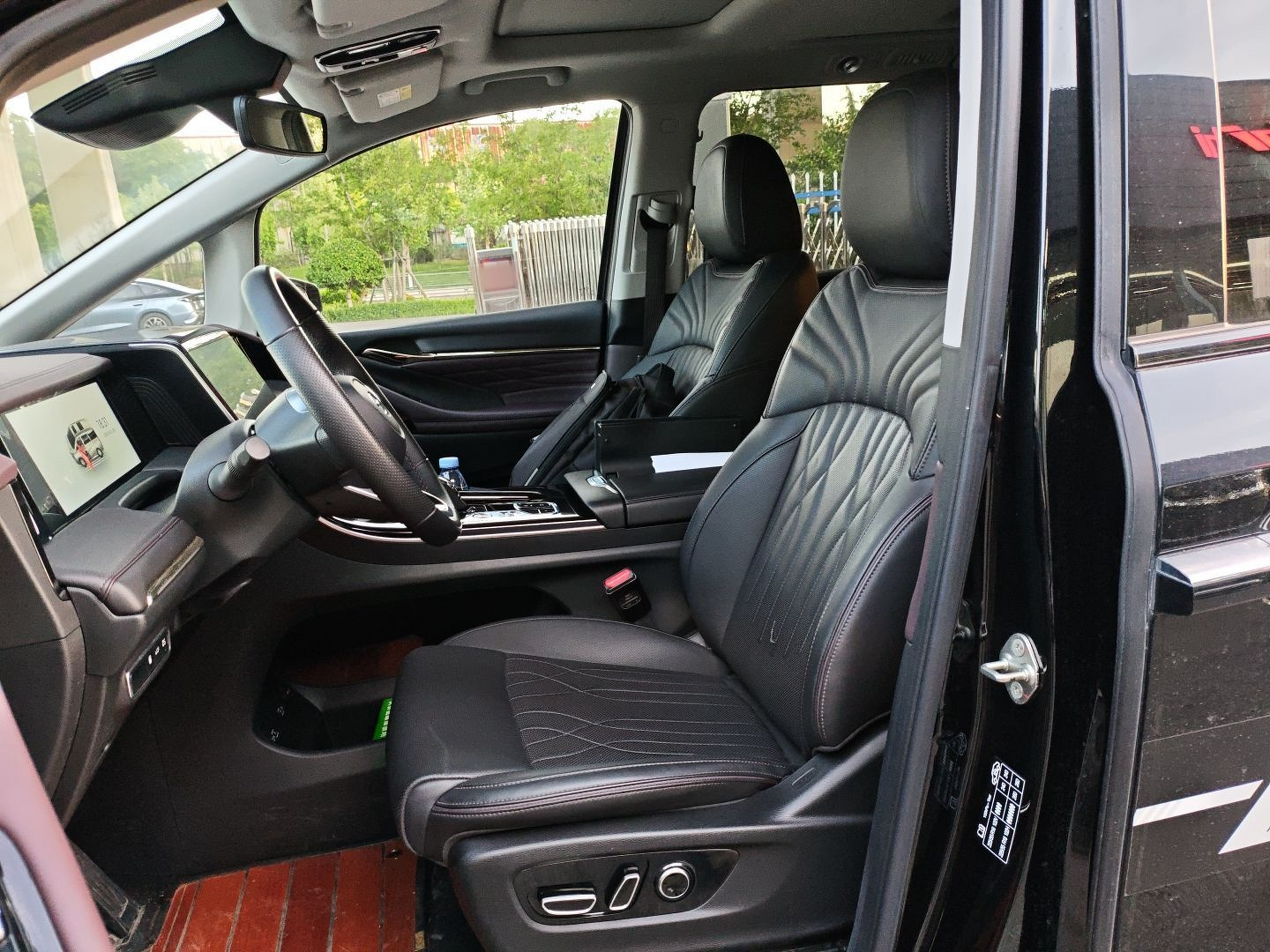 Переднее сиденье в автомобиле