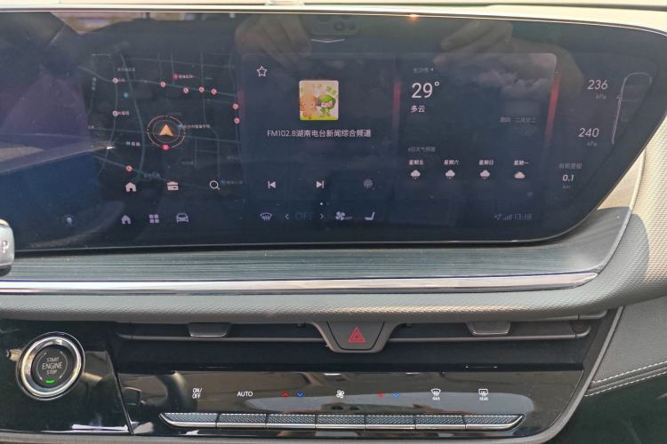 Used Buick Envision 2025 25T Entry-Grade Platinum Edition Audio And AC Panel