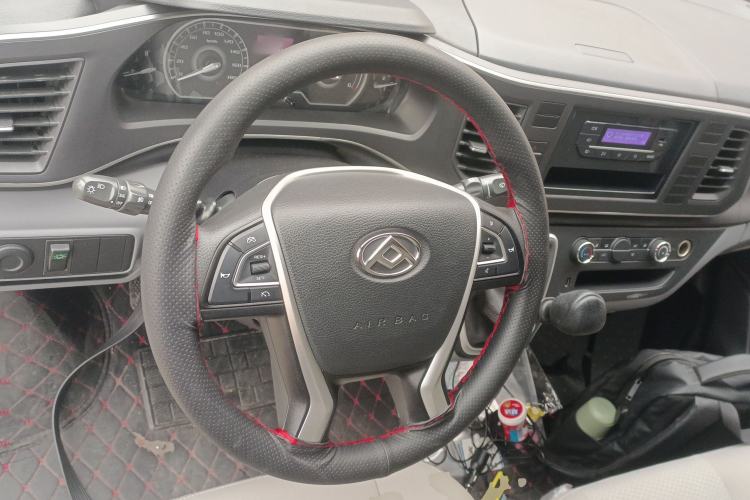 Used SAIC MAXUS Xintu V80 2024 City Distribution King PLUS Value Edition 6MT Short Wheelbase Mid-Roof Design 127 Ps 3 Seats