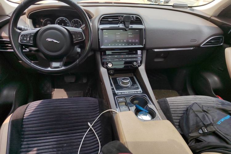 Used Jaguar F-PACE 2016 2.0T Two-Wheel-Drive R-Sport Sport Edition Center Console