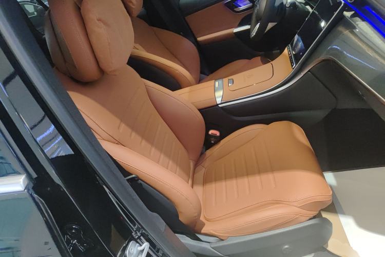 Used Mercedes-Benz GLC 2025 Refresh GLC 260 L 4MATIC Dynamic Edition Right Front Seat