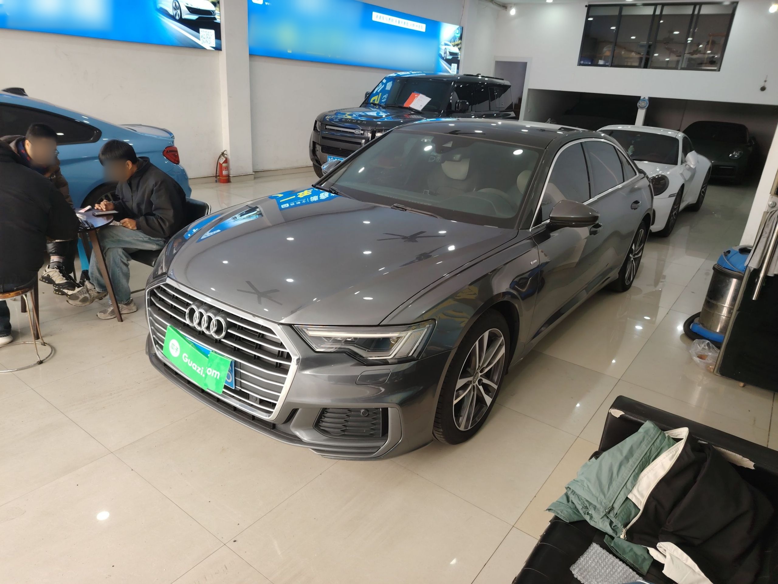 تحت مقدمة السيارة