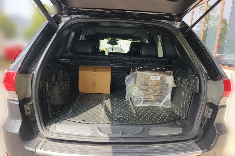 Used Jeep Grand Cherokee 2014 3.0TD Diesel Comfort Navigation Version Trunk