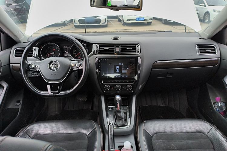 Used Volkswagen Sagitar 2015 230TSI Automatic Luxury Model Center Console