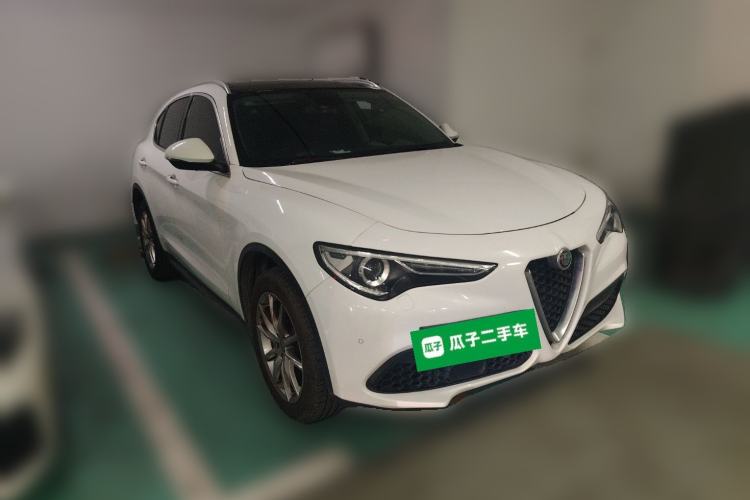 Used Alfa Romeo Stelvio 2017 2.0T 200HP Luxury Edition Front Right 45 Deg