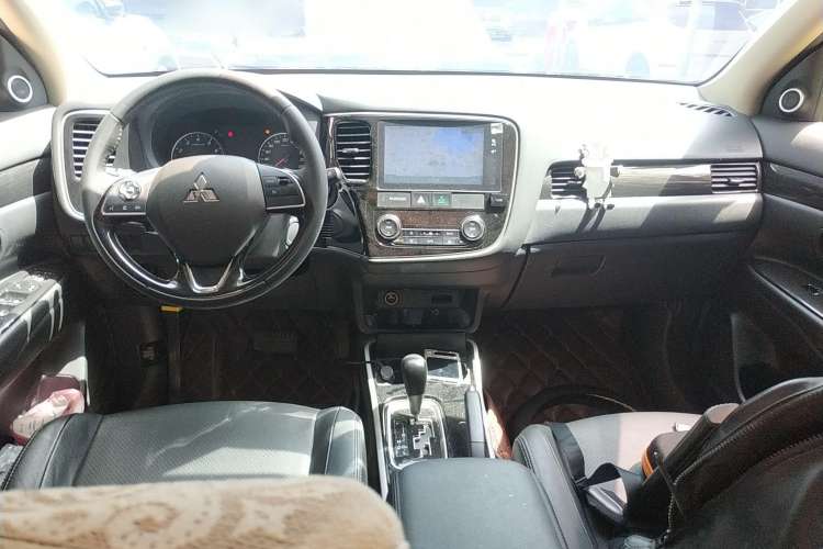 Used Mitsubishi Outlander 2018 2.0L Two-Wheel Drive Glory Edition 5 Seats Center Console