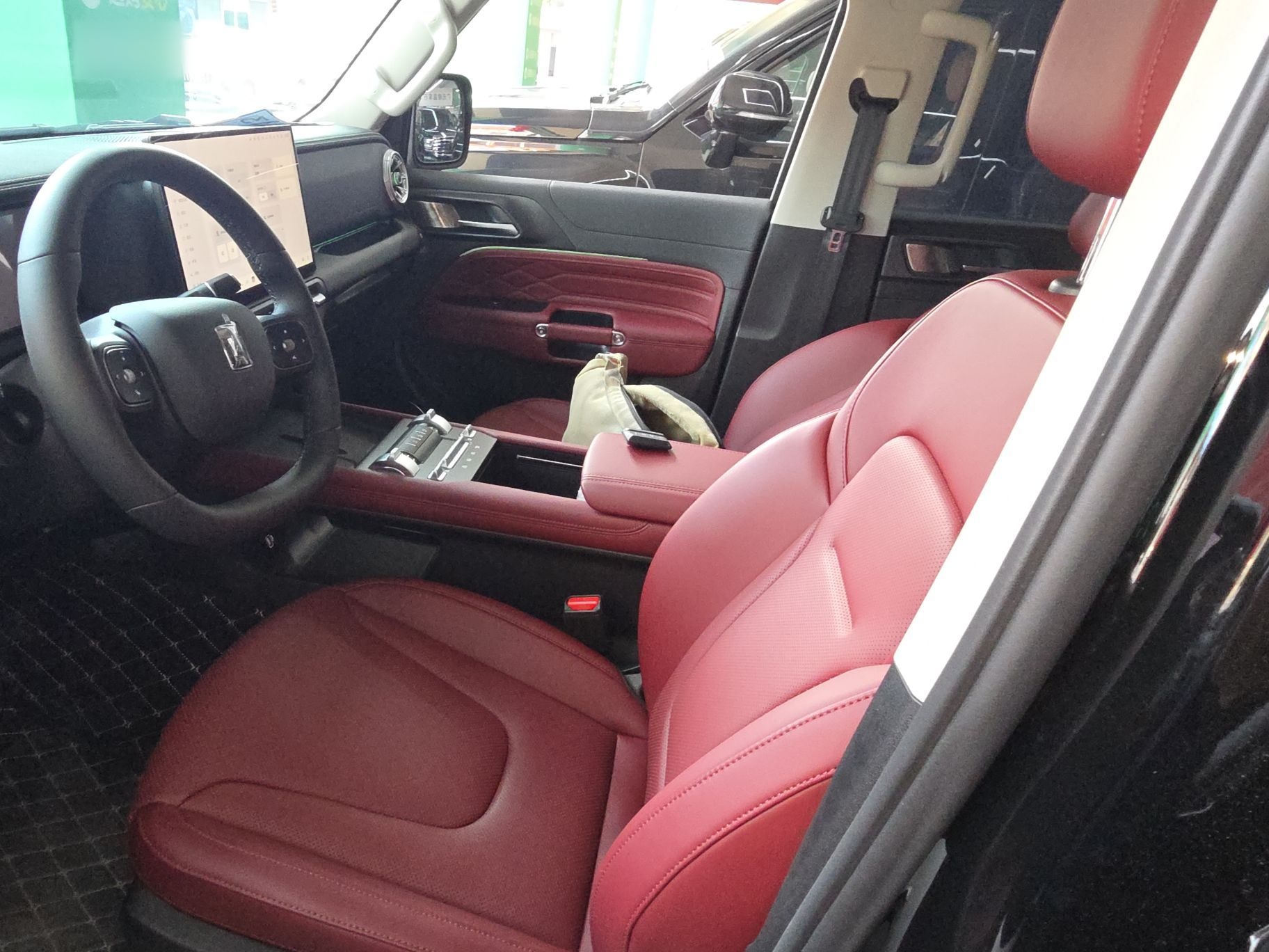 المقاعد الأمامية داخل السيارة