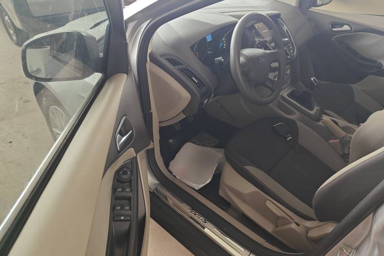 Used Ford Focus 2012 Sedan 1.6L Manual Comfort Model
