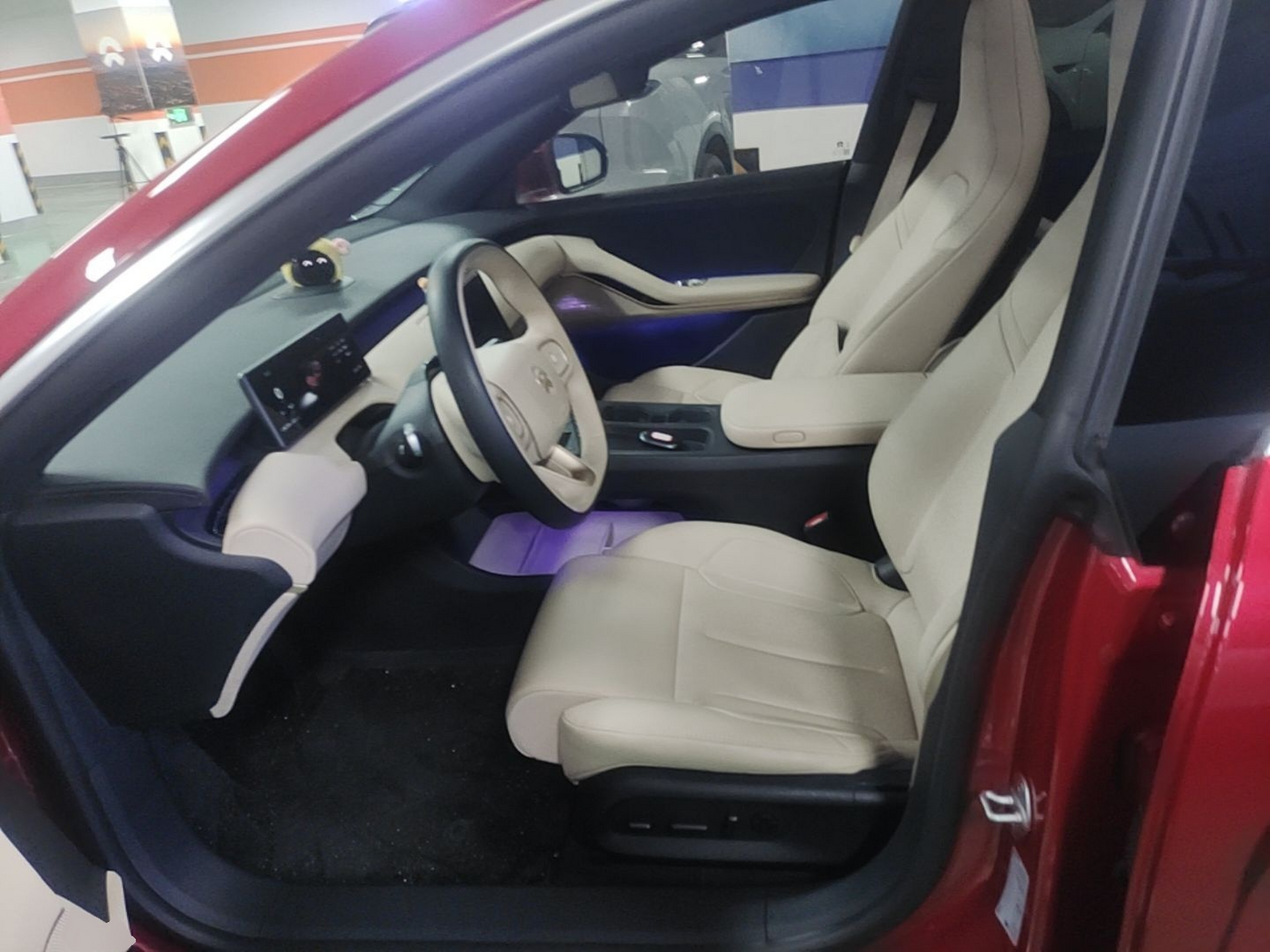 المقاعد الأمامية داخل السيارة