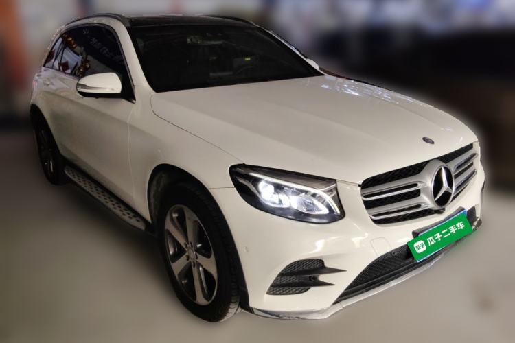 Used Mercedes-Benz GLC 2017 GLC 260 4MATIC Luxury Model Front Right 45 Deg