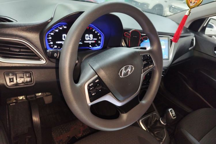 Used Hyundai Verna (new generation) 2020 1.4L Manual GLS Cool Edition Center Console