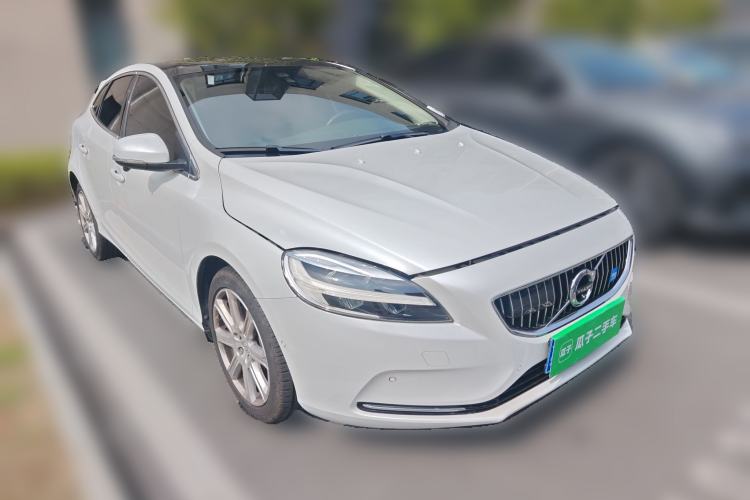 Used Volvo V40 2018 T3 Zhiya Edition Front Right 45 Deg