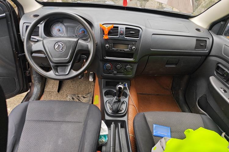 Used Dongfeng Fengon 330 2014 1.2L Manual Practical Version DK12-07 Center Console