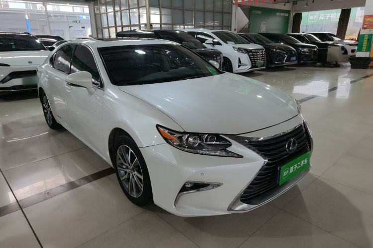 Used Lexus ES 2015 300h Luxury Edition Front Right 45 Deg