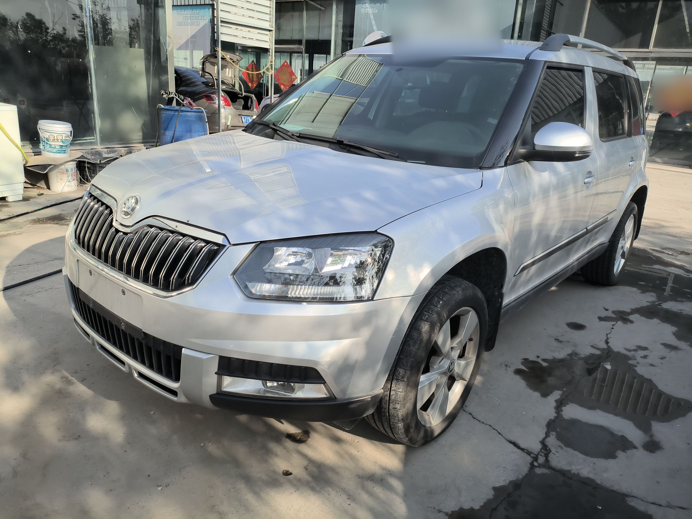 Под передней частью автомобиля