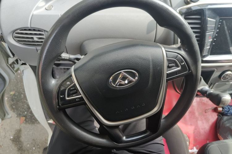 Used SAIC MAXUS Xintu V80 2018 2.5T 6-Speed Manual Aowentong Long-Wheelbase Mid-Roof 7/10-Seater Steering Wheel