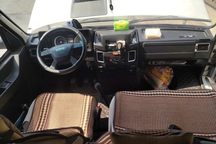 Used Iveco Daily 2021 2.5T A35 M1 Passenger Van 5-9 Seater Short Wheelbase Mid-Roof Design Dual Tires Side Sliding Door