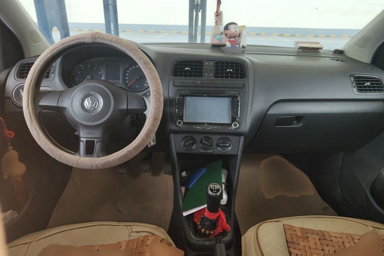 Used Volkswagen Polo 2013 1.4L Manual Fashion Edition Center Console