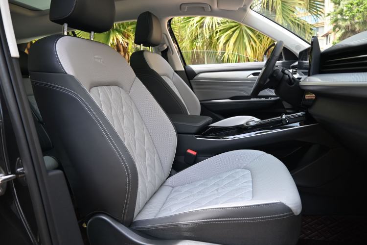 Used Volkswagen Tavendor 2024 380TSI All-Wheel Drive R-Line Blacklight Knight Edition Interior 7