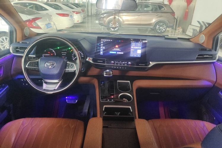 Used Toyota SIENNA 2023 2.5L Hybrid Comfort Edition Center Console