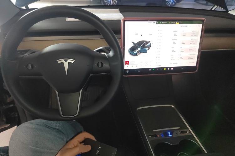 Used Tesla Model Y 2023 Long-Range All-Wheel-Drive Version Center Console