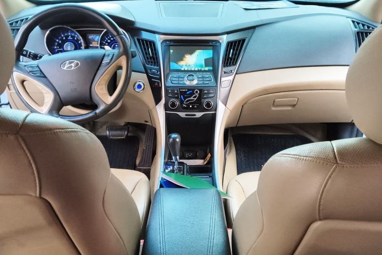 Used Hyundai Sonata 2011 2.4L Automatic Top-Tier Version Center Console