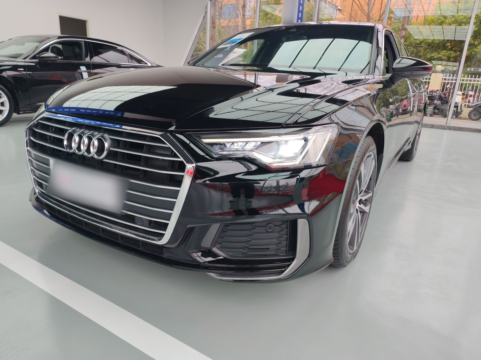 Под передней частью автомобиля