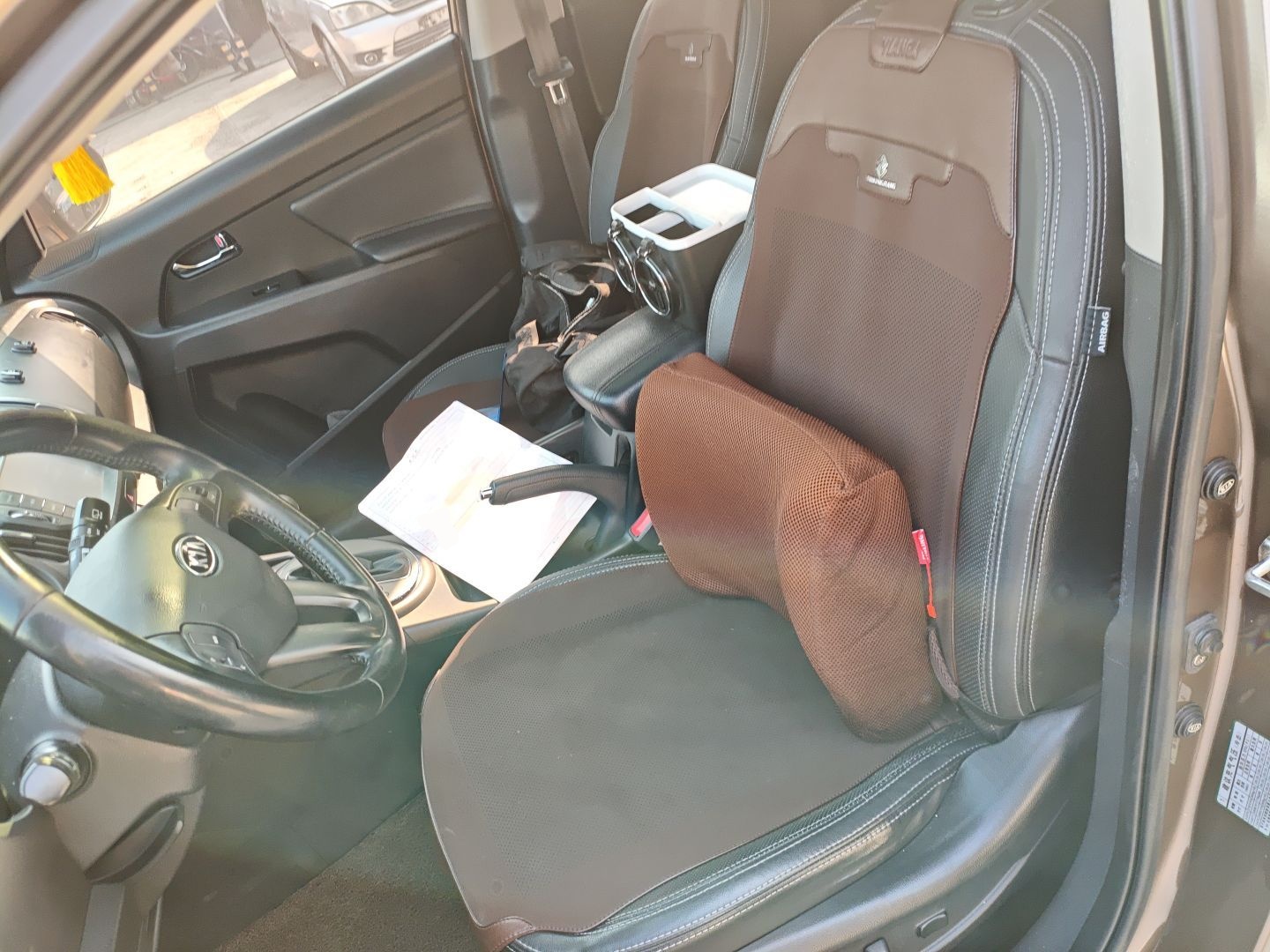 المقاعد الأمامية داخل السيارة