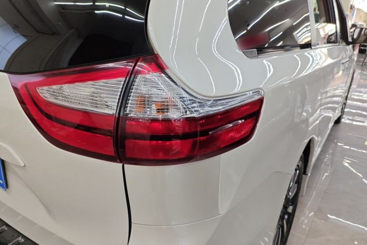 Used Toyota Sienna 2018 3.5L Two-Wheel Drive XLE 7-Seater U.S. Specification