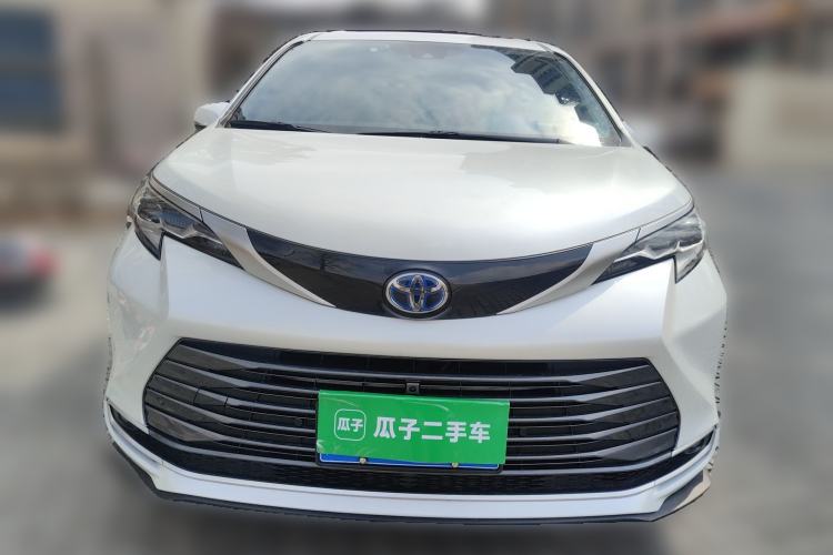 Used Toyota SIENNA 2023 2.5L Hybrid Deluxe Edition Front