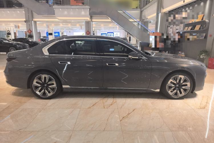 Used BMW i7 2023 xDrive60L Luxury Package Exterior 2