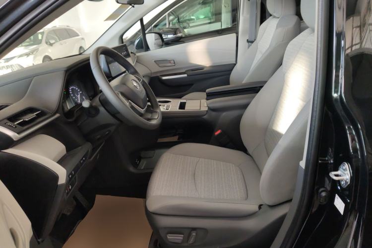 Used Toyota Sienna 2026 Model 2.5L Dual-Engine Two-Wheel-Drive Comfort Edition