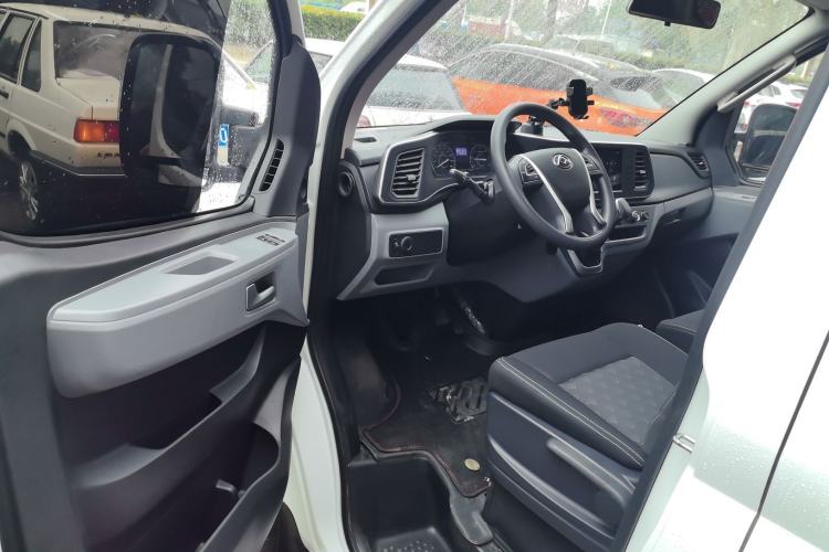 Used SAIC MAXUS Xintu V80 2024 Aotong Value Edition 6AMT Short Wheelbase Ultra-Low Roof 127 Ps 5/6 Seats
