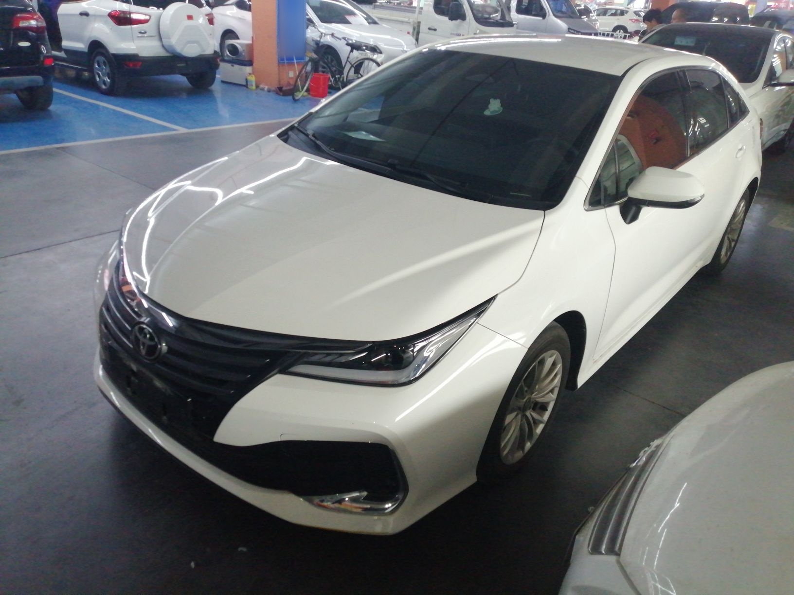 Под передней частью автомобиля