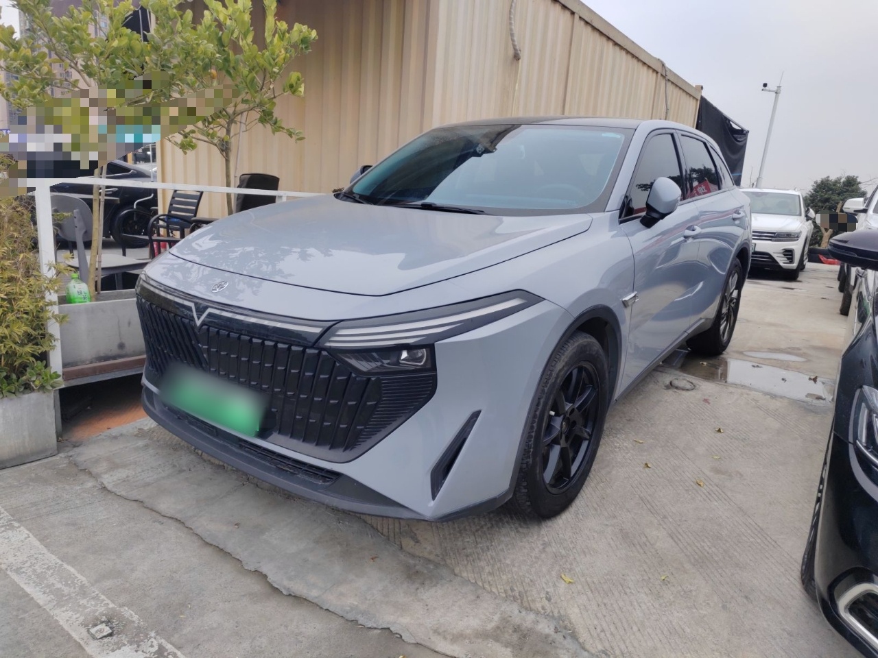 Под передней частью автомобиля