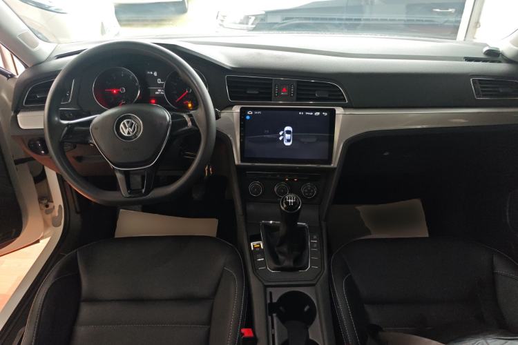 Used Volkswagen Lamando 2018 230TSI Manual Trend Edition Center Console