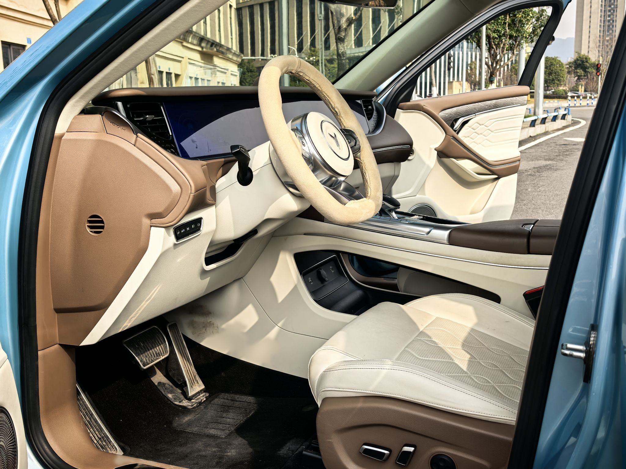 المقاعد الأمامية داخل السيارة