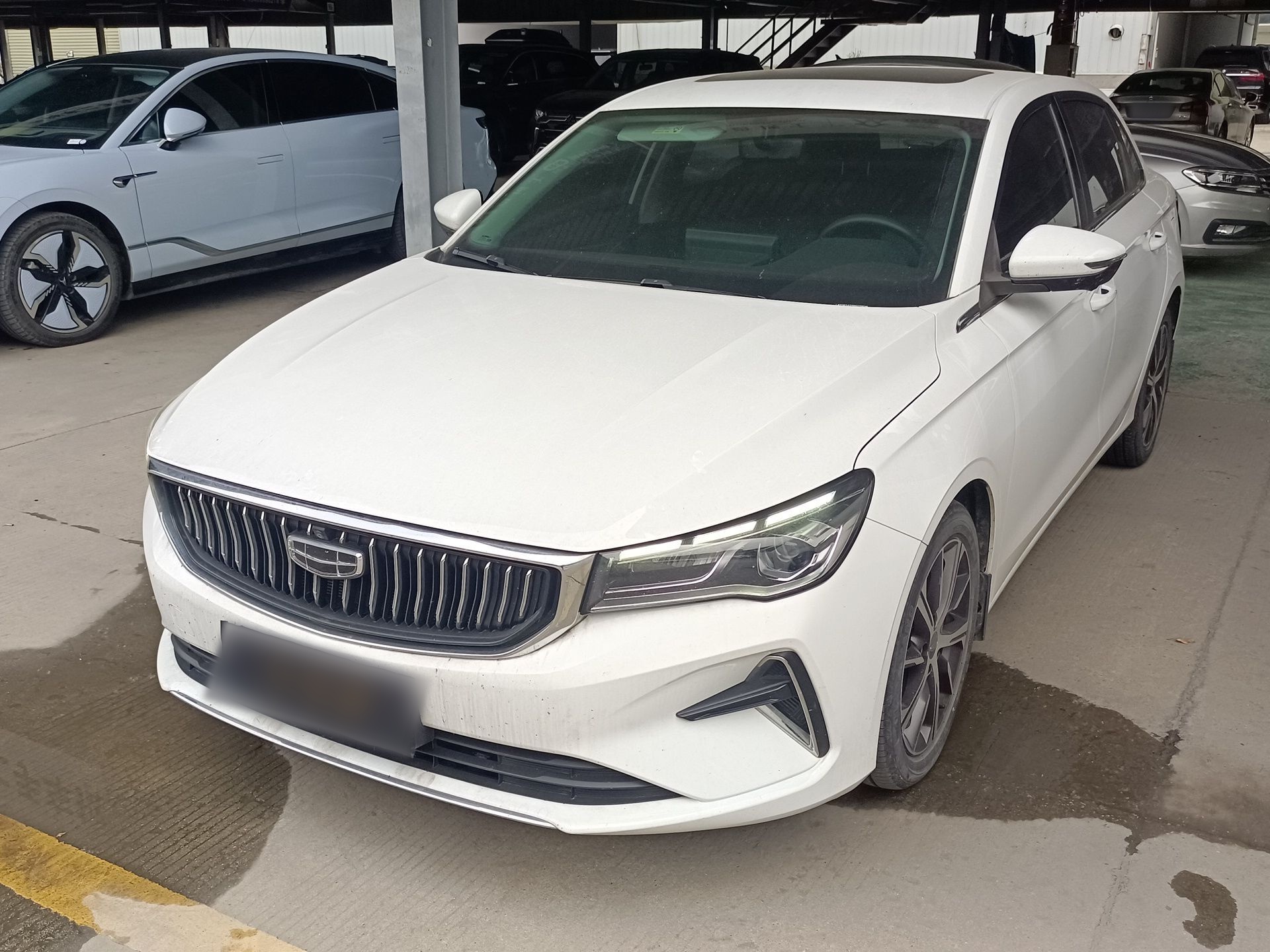 تحت مقدمة السيارة