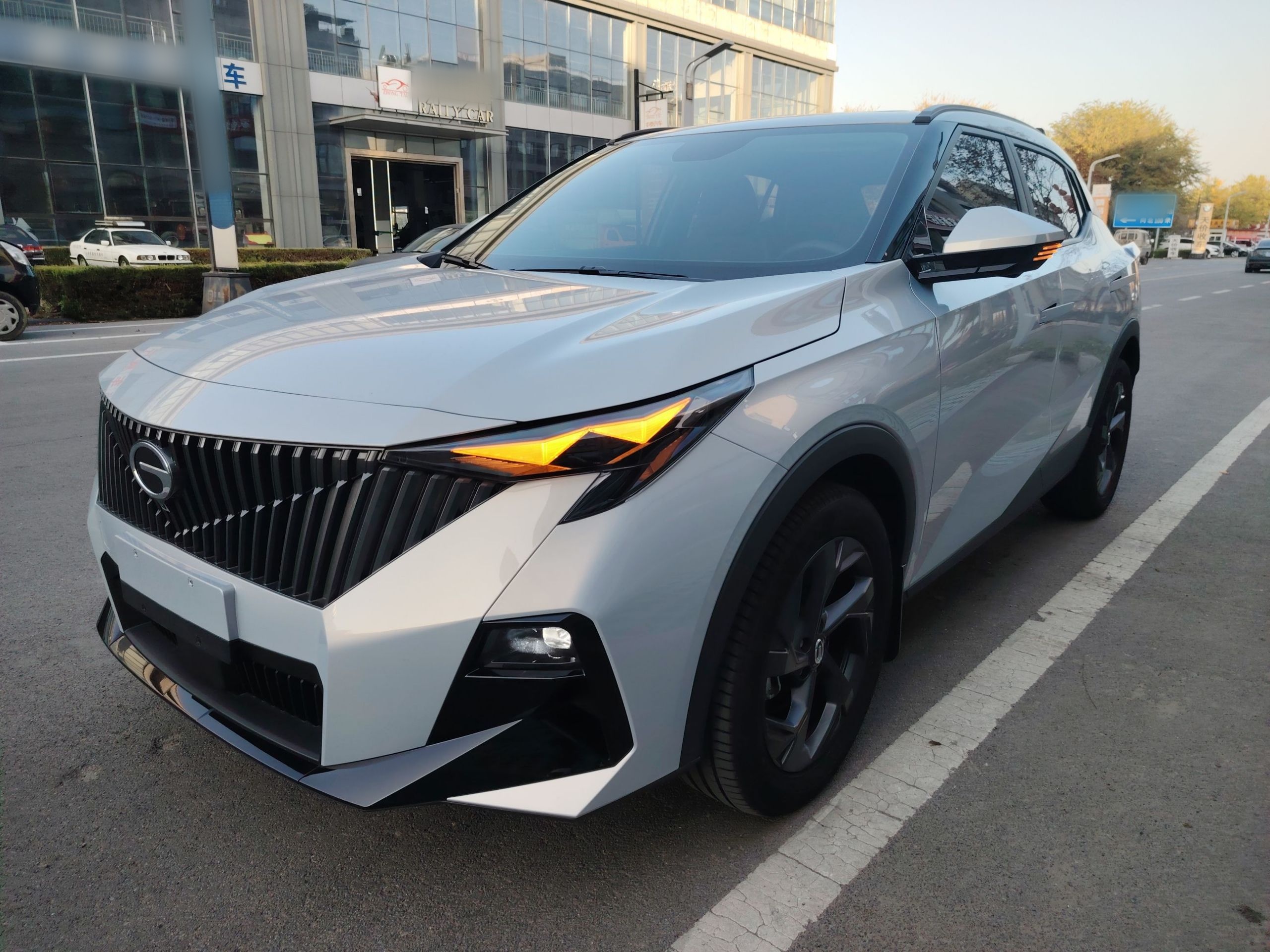 Под передней частью автомобиля