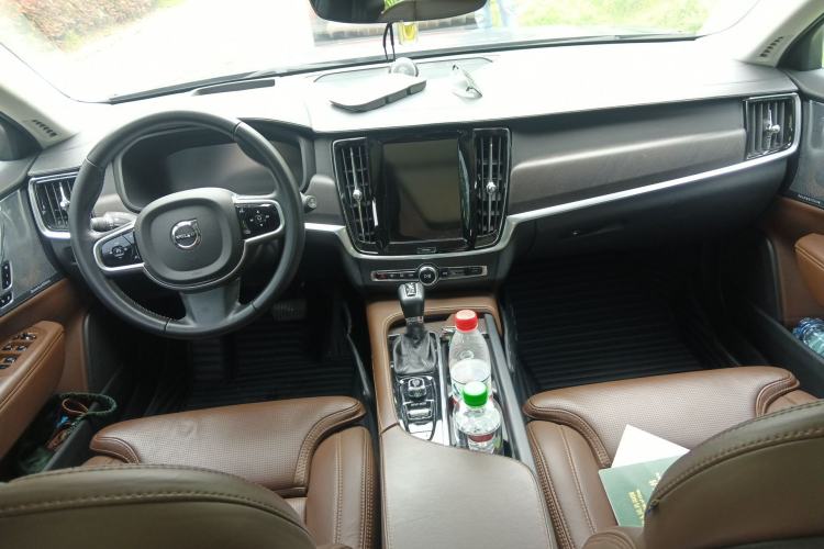 Used Volvo V90 2020 Cross Country T5 AWD Prestige Edition Center Console