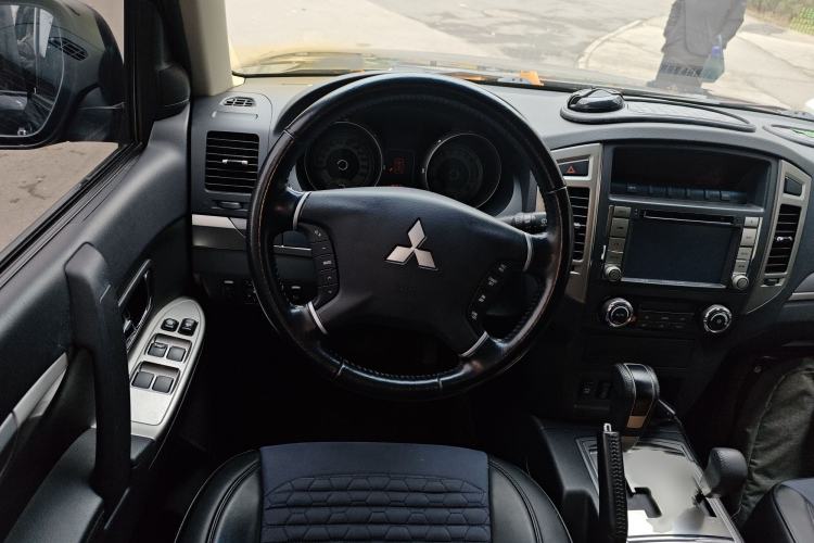 Used Mitsubishi Pajero 2015 3.0L Automatic Elite Overdrive Version China IV Standard Steering Wheel