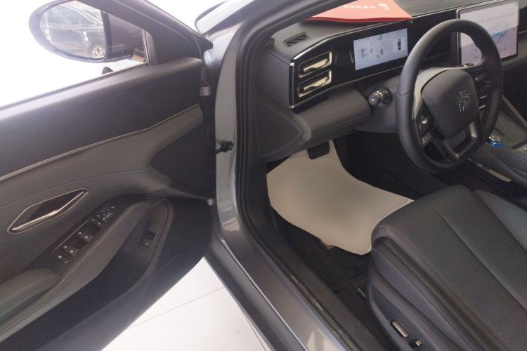 Used BYD Qin L 2025 DM-i Smart Drive 120KM Superior Model
