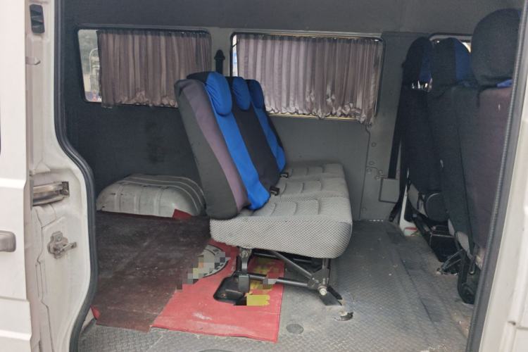 Used Iveco Daily 2020 2.5T A35 Passenger Van with Dual Tires Mid-Roof Design 5-9 Seater China V Emission Standard