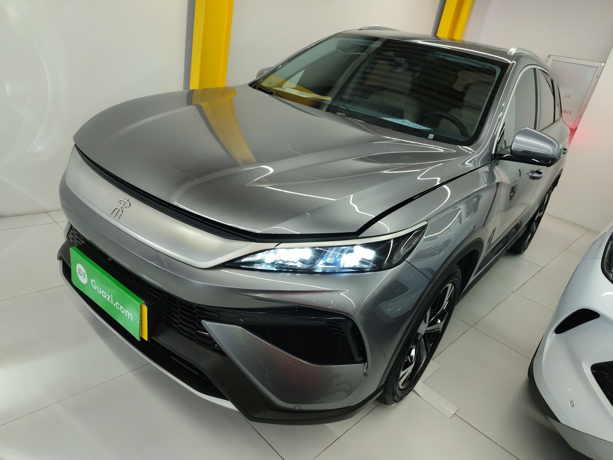 تحت مقدمة السيارة