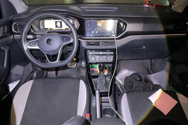 Used Volkswagen Tacqua 2020 1.5L Automatic R-Line Center Console