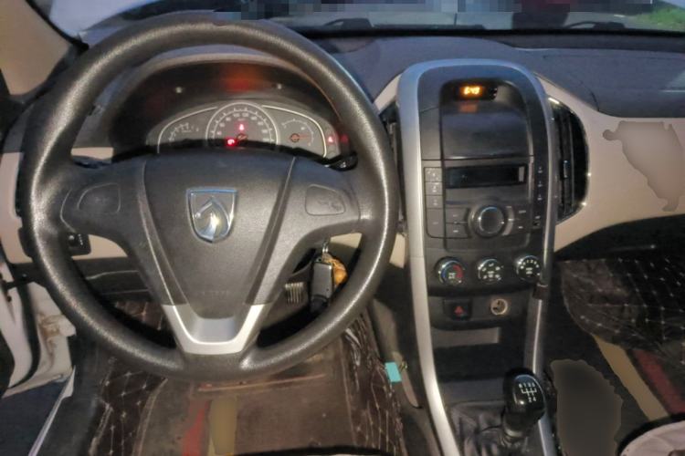 Used Baojun 630 2013 1.5L manual standard version Center Console