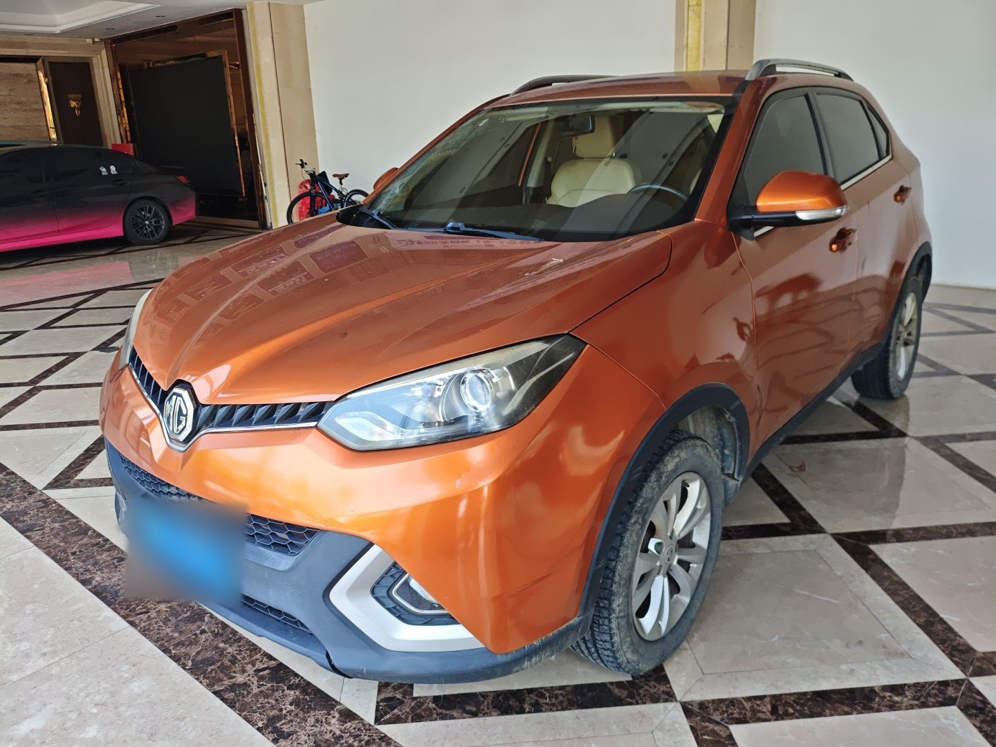 Под передней частью автомобиля