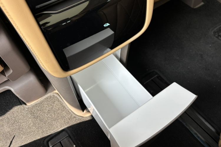 Used Denza D9 2022 DM-i 1040 Prestige Model
