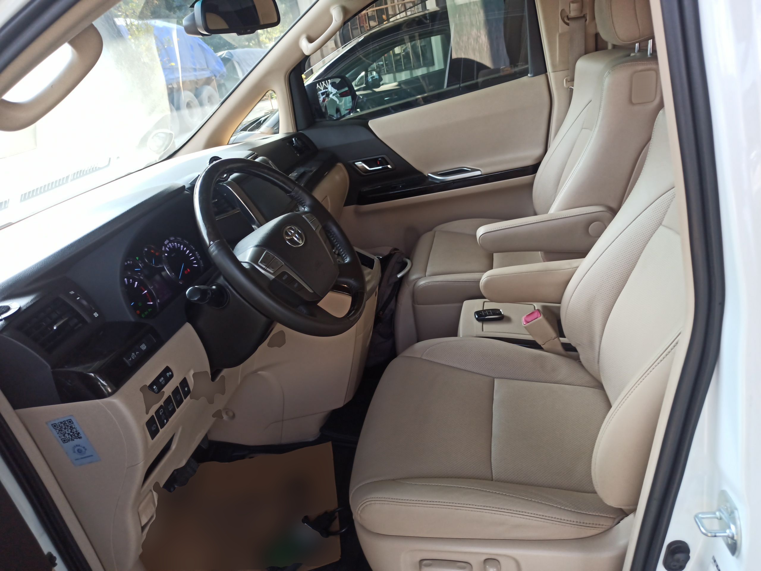 المقاعد الأمامية داخل السيارة